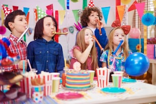 Rumore enorme alla festa di compleanno del bambino