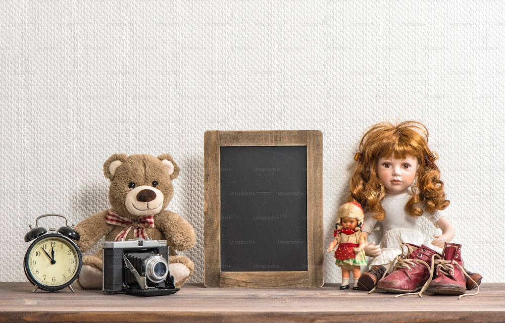 Puppe, Teddybär, Tafel und Vintage-Spielzeug. Stillleben im Retro-Stil. No-Name-Spielzeug