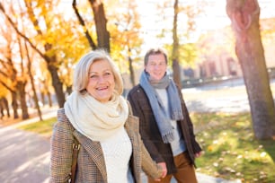 Personas mayores activas en un paseo por la ciudad de otoño