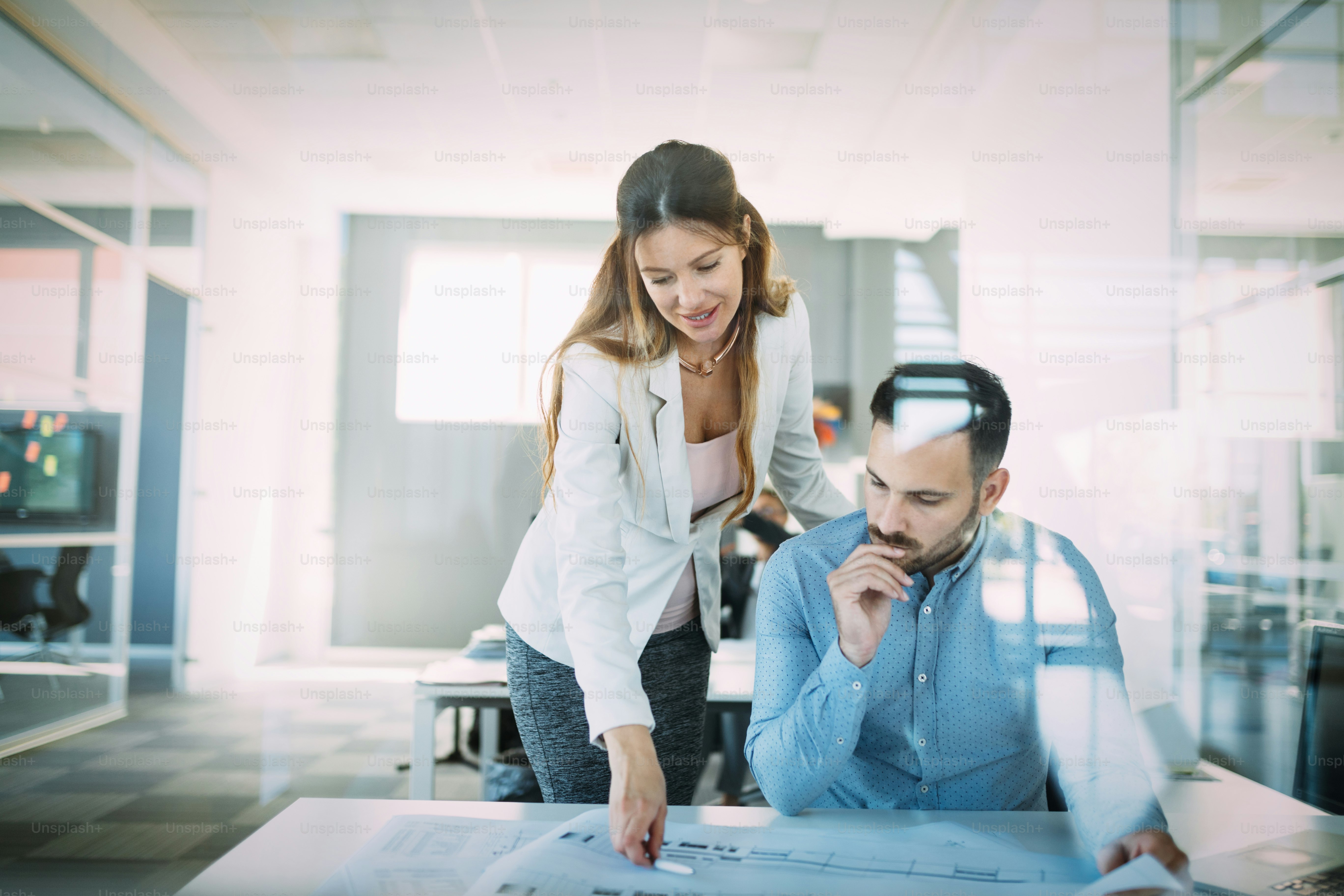 Bild eines gutaussehenden Mannes und einer schönen Frau als Geschäftspartner