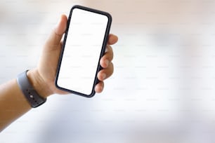 Homem usando smartphone, telefone celular mostrando tela em branco para montagem de exibição gráfica.