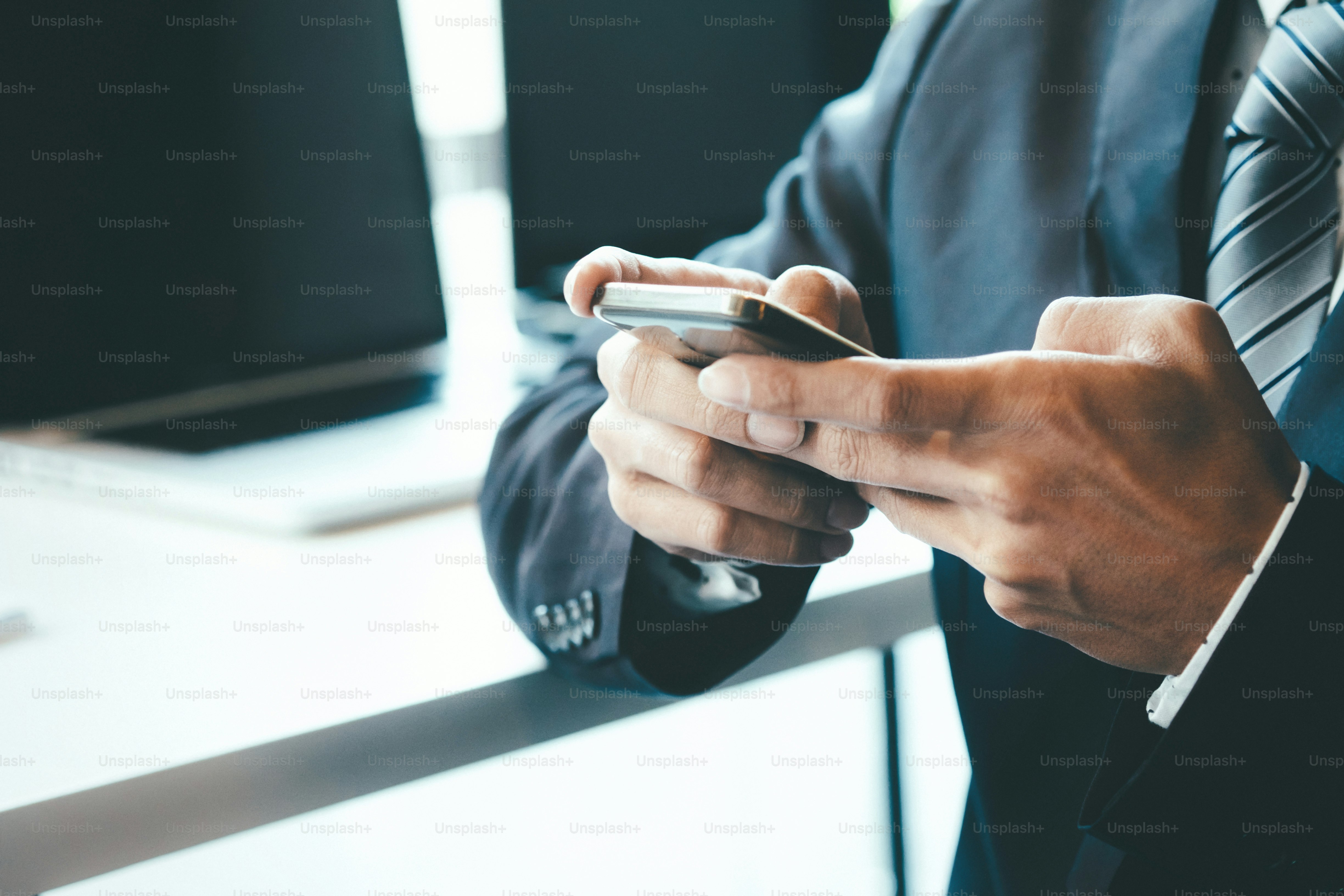 Empresário usando telefone celular, close up de mãos segurando smartphone, comunicação on-line em conceito de redes sociais
