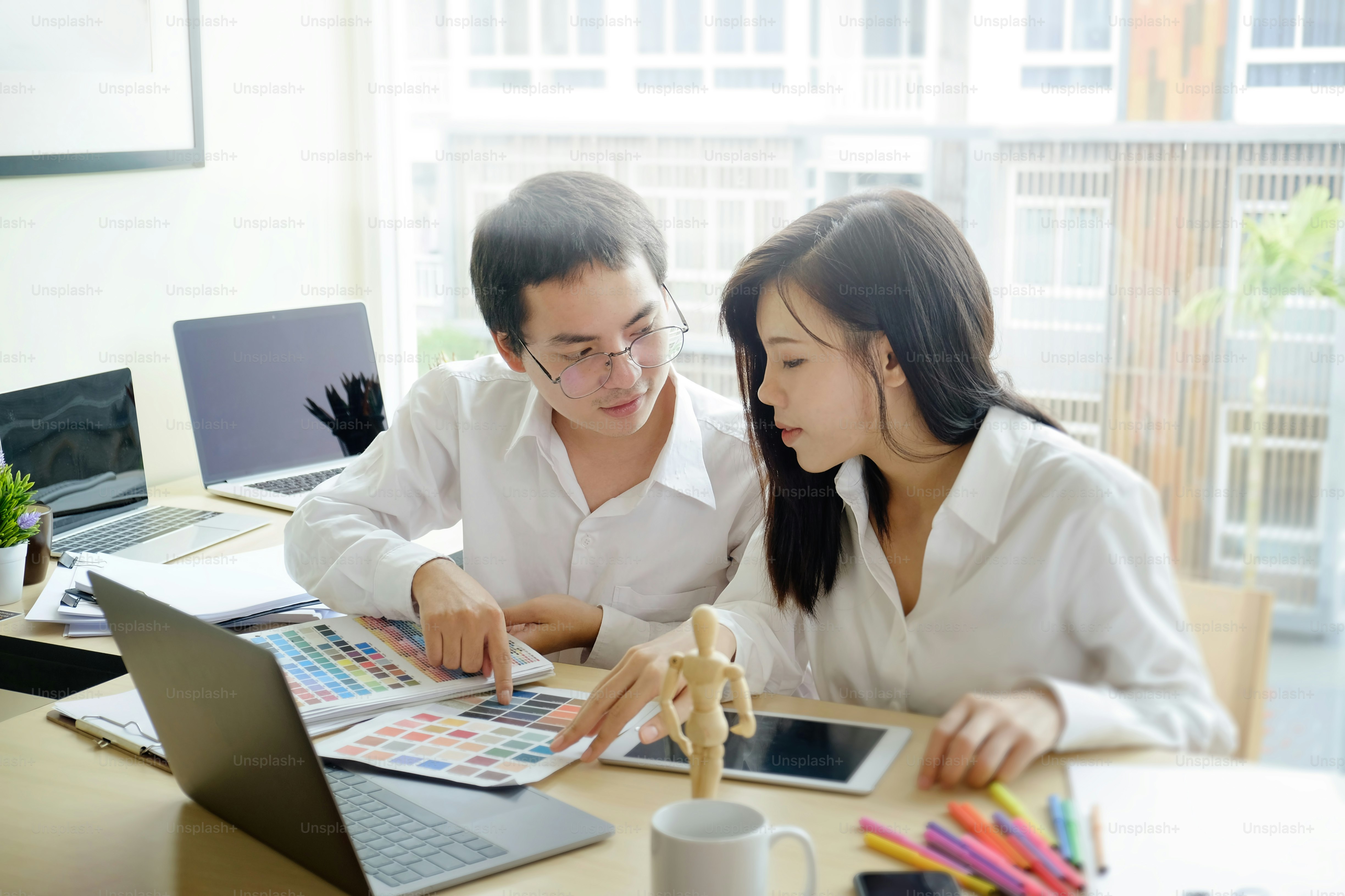 equipo de diseñadores en el lugar de trabajo.
