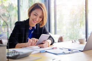 Geschäftsfrau mit Smartphone im modernen Büro.