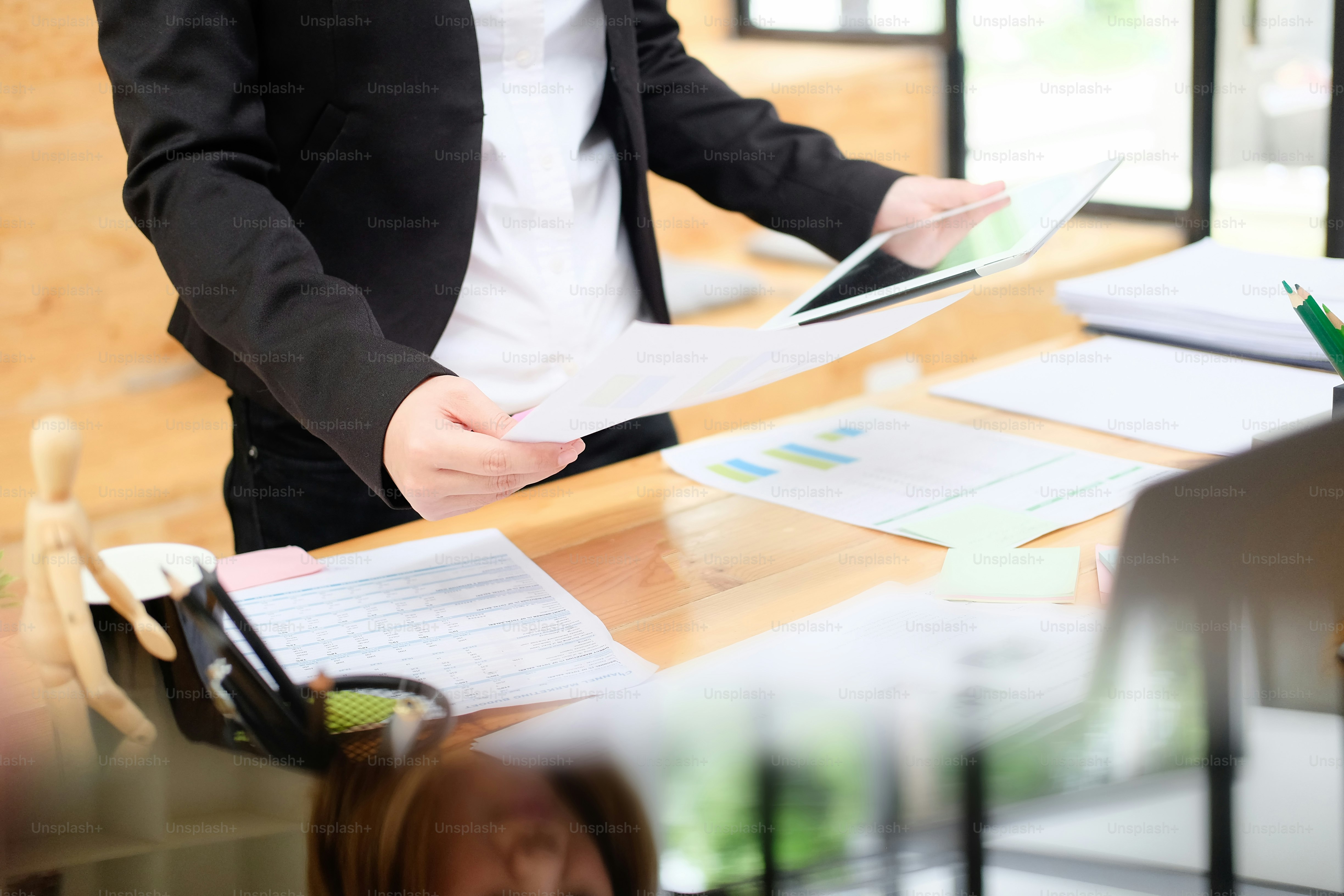 Mujer de negocios que trabaja con datos de análisis de computadora tableta de financieros
