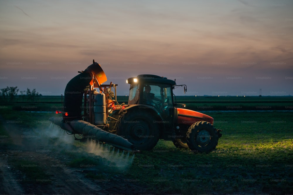 Tractor rociando pesticidas en soja