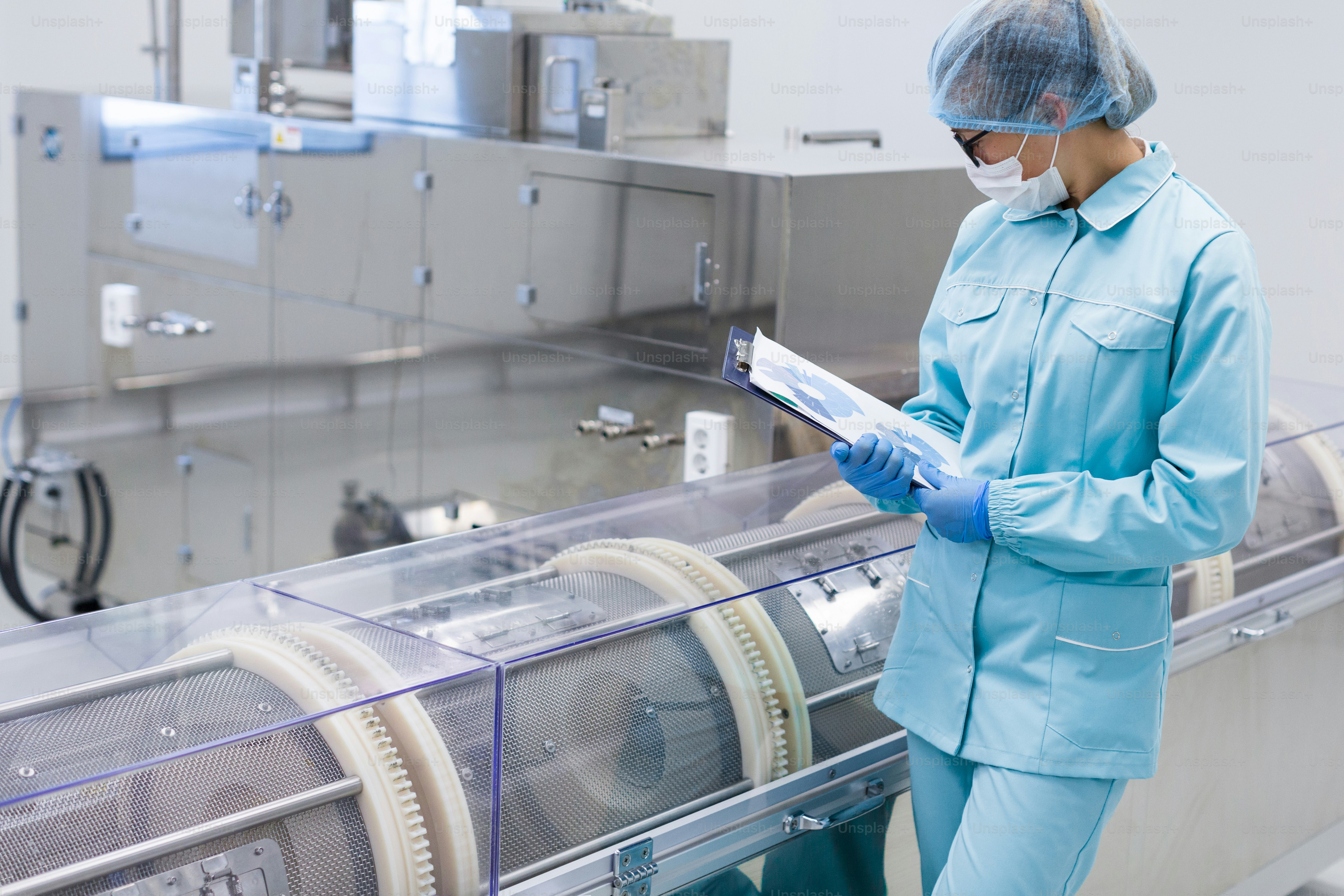 Fabrikarbeiter überprüft Messwerte der Maschine