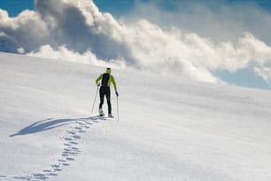 Hombre con raquetas de nieve en una montaña