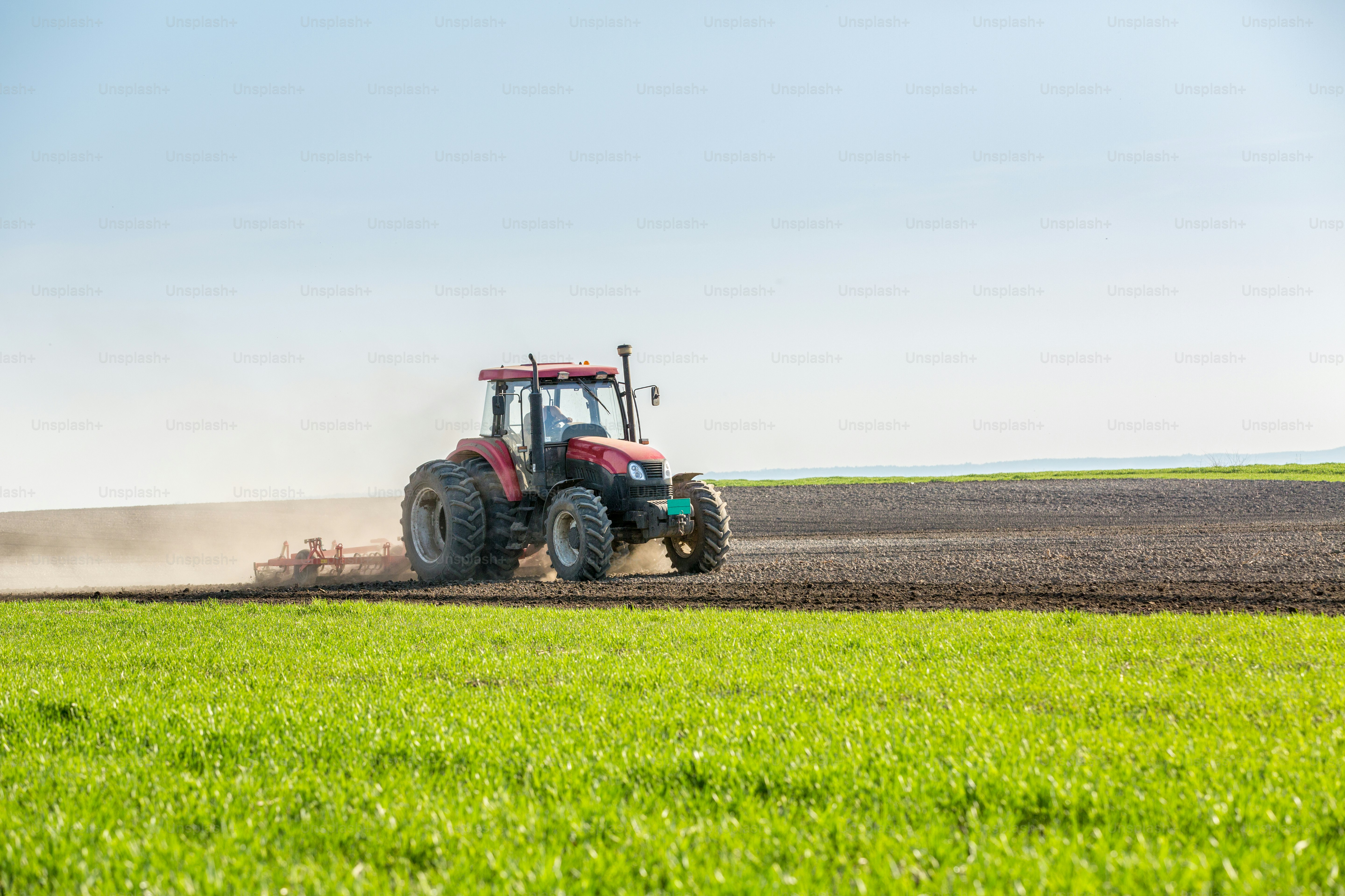 Landwirt beim Anbau von Ackerland vor der Aussaat