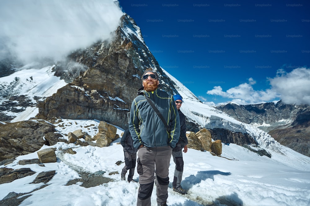 caminhante no topo de um passe com desfrutar de dia ensolarado nos Alpes. Suíça, Trek perto do monte Matterhorn.