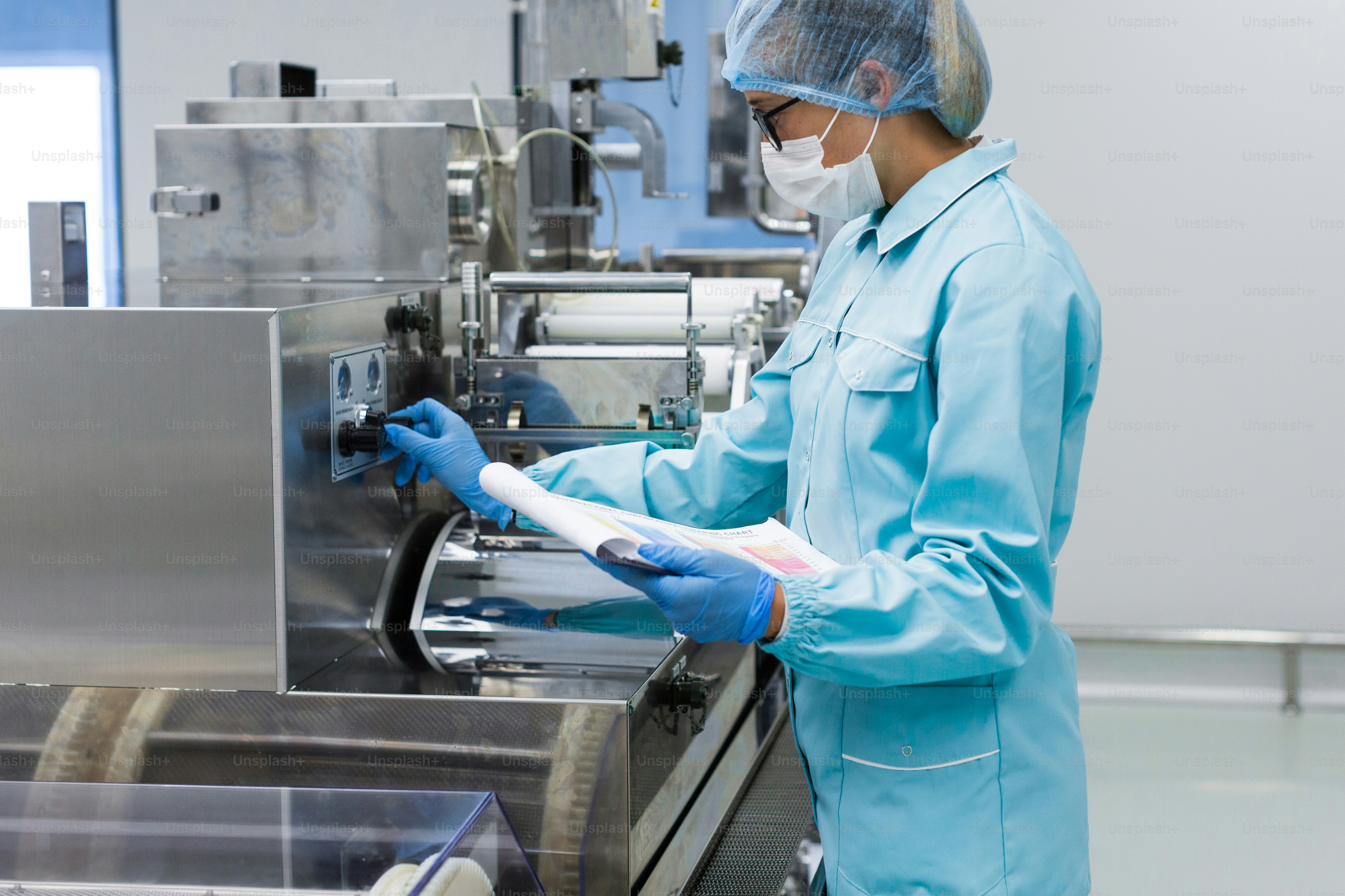 Aluminiumtanks für die Lagerung von Rohstoffen in der chemischen Industrie, sterile Bedingungen im Unternehmen