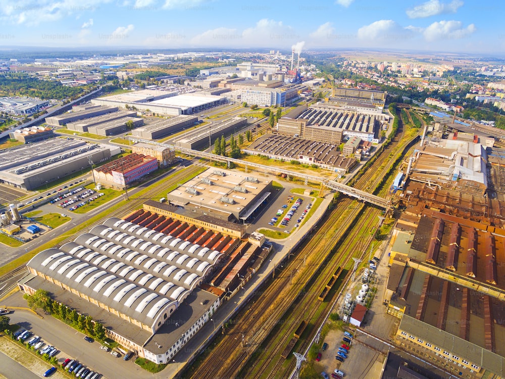 ヨーロッパ、チェコ共和国のプルゼニ市のカルロフ郊外にある工業団地とテクノロジーパークの航空写真。上から見たヨーロッパの産業。
