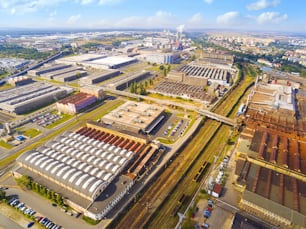 Vista aérea de la zona industrial y el parque tecnológico en el suburbio de Karlov de la ciudad de Pilsen en la República Checa, Europa. La industria europea desde arriba.