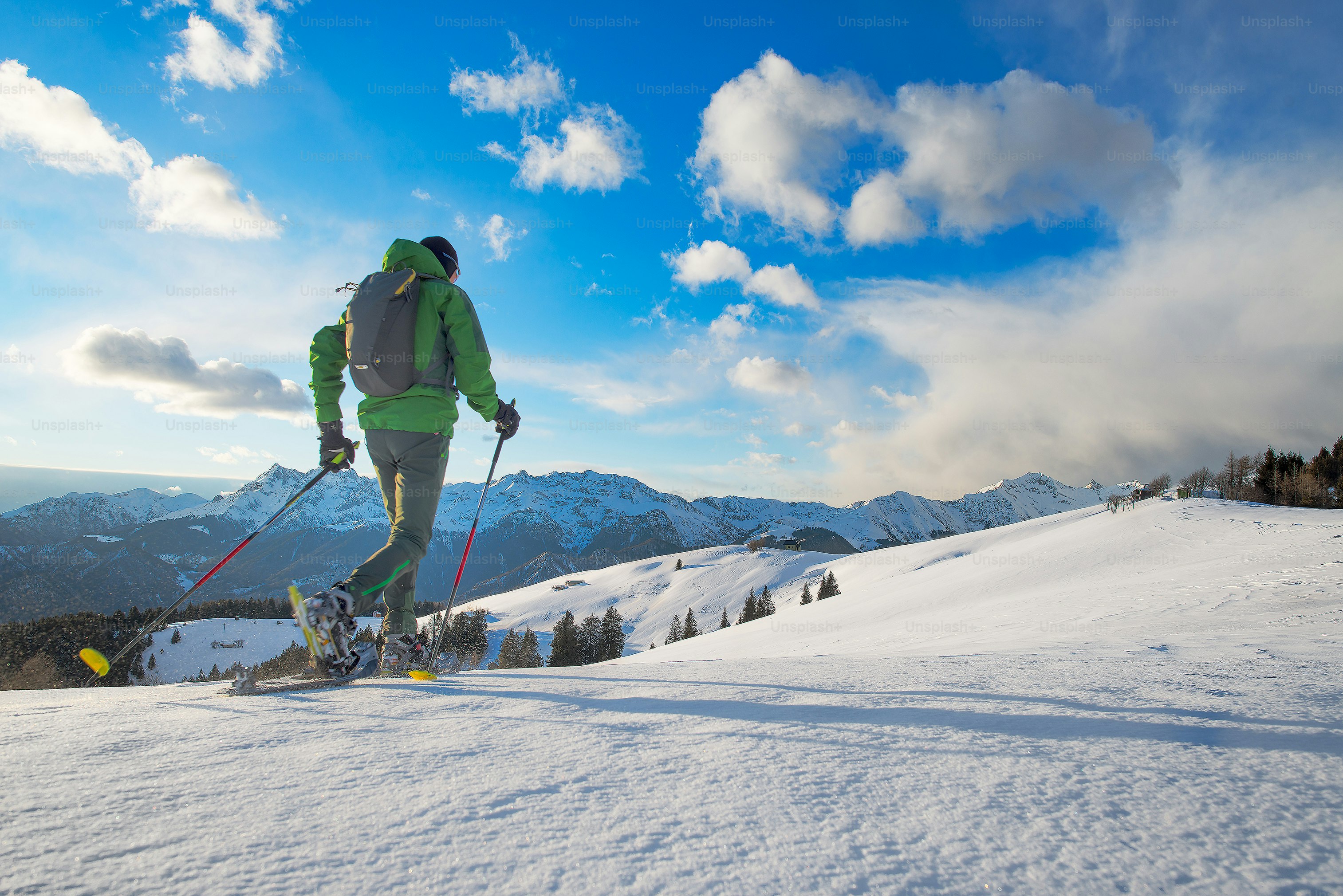 Wandern durch eine herrliche natürliche Winterlandschaft