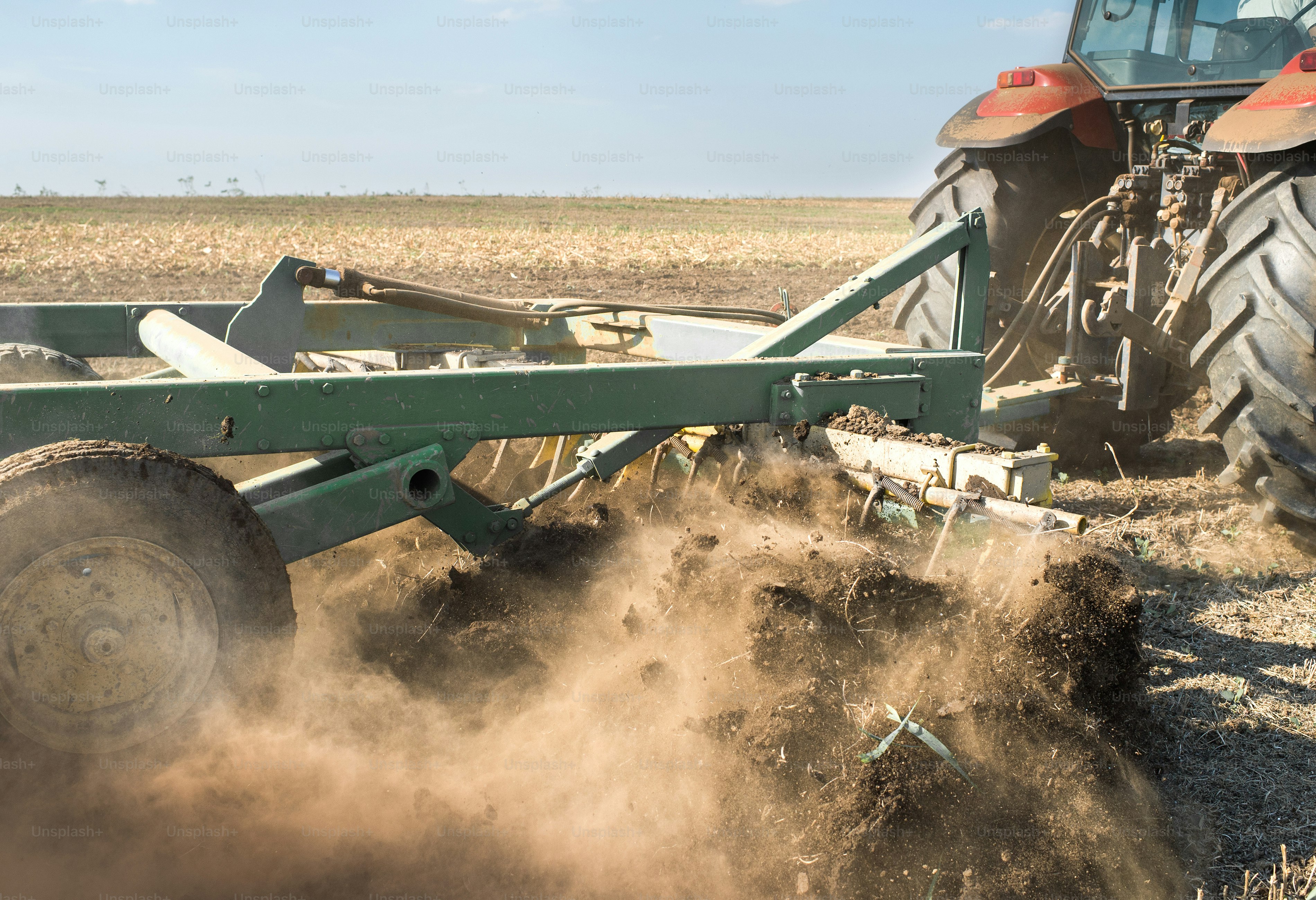 Tractor preparando la tierra para la siembra