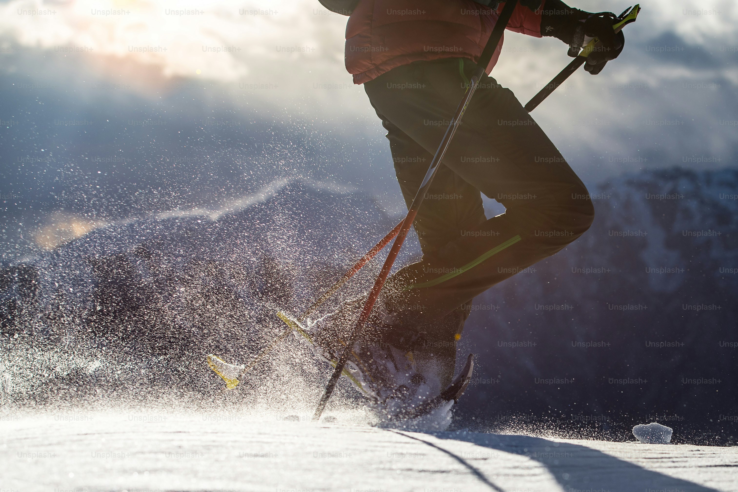 Schnee von einem Mann mit Schneeschuhen aufgezogen. Closeup