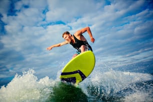 Surfista masculino montando a bordo en verano