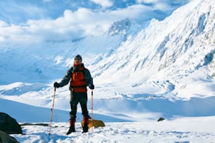 escursionista nelle montagne dell'Hamalaya. Trekking intorno al monte Annapurna, lago Tilicho.