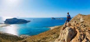 Panoramablick auf Balos Strand, Kreta, Griechenland. Mensch, Reisender und Fotograf steht auf der Klippe
