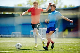 Joueur de football essayant d’enlever le ballon à son rival