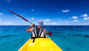 Homme caucasien faisant du kayak en mer aux Maldives