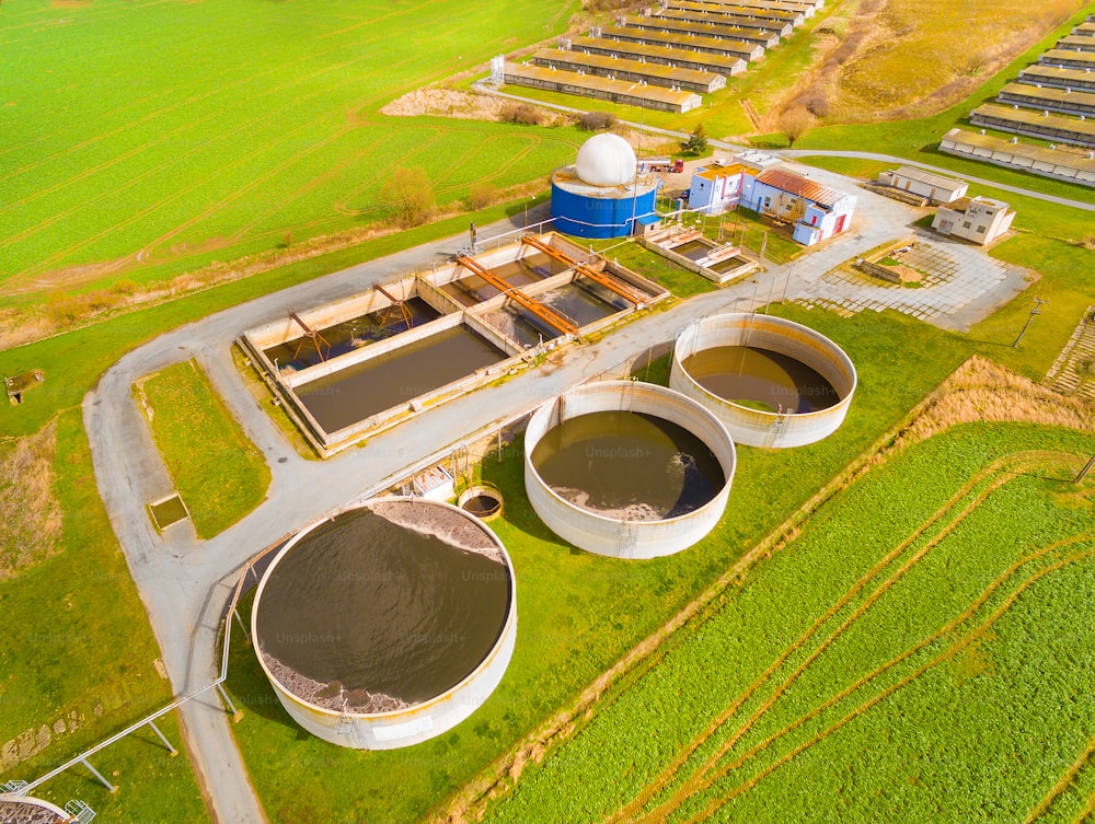 Vista aérea para planta de biogás de suinocultura em campos verdes. Energia renovável a partir de biomassa. Agricultura moderna na República Checa e na União Europeia.