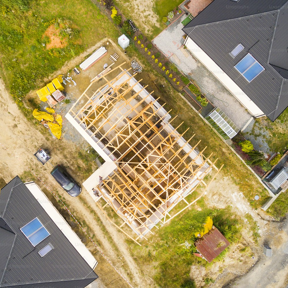 Chantier de construction d’une nouvelle maison familiale. Vue aérienne de la zone pour une vie agréable dans un quartier suburbain. L’industrie de la construction vue d’en haut.