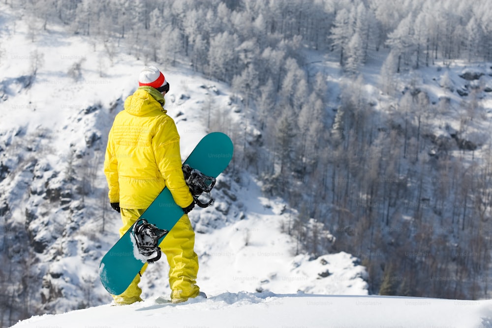 Rückansicht des Snowboarders, der im Winter in Schneewehen steht Hinweis für den Inspektor: Das Bild ist vor dem 1. September 2009