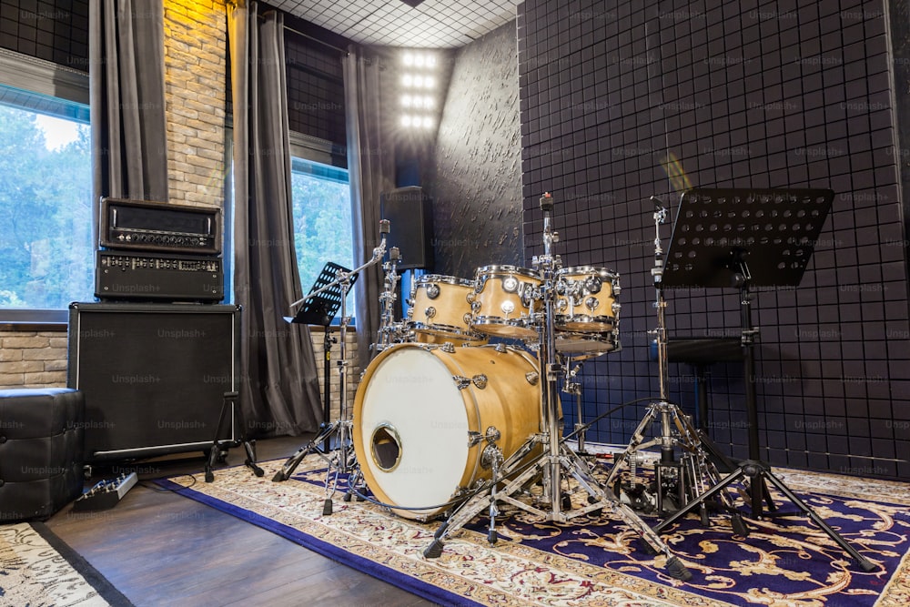 estúdio de música interior para músicos tocando, foto feita na lente grande angular