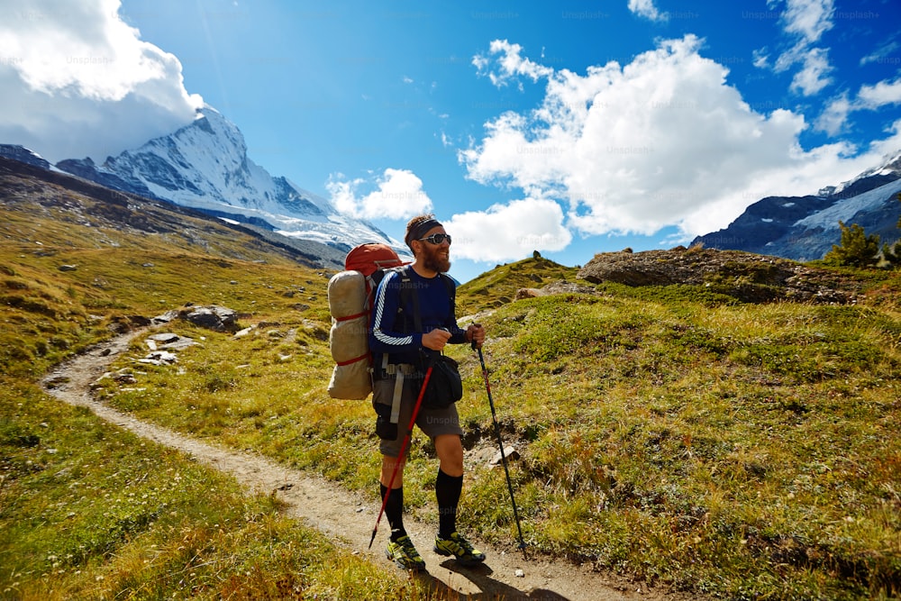 caminhante com mochila na trilha nas montanhas Apls. Trek perto do monte Matterhorn