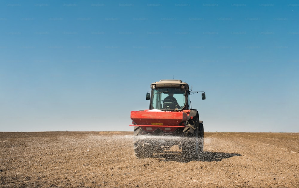 Tracteur épandant des engrais artificiels dans les champs