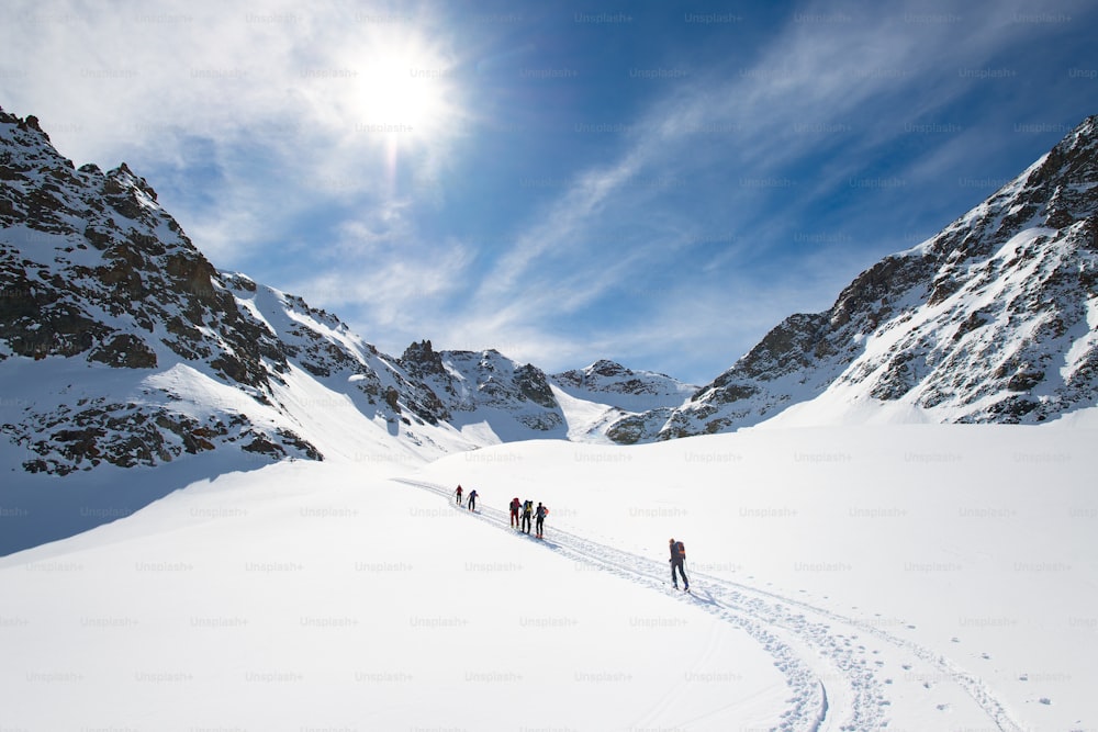 Gruppo di alpinisti in cordata fino alla vetta in inverno