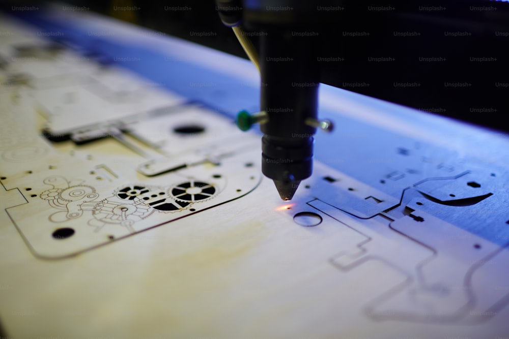 Foto em close-up de formas complexas de corte de feixe de laser da peça de madeira na oficina da fábrica