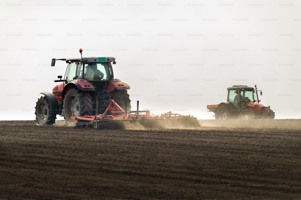 Tractores que preparam terrenos para sementeira