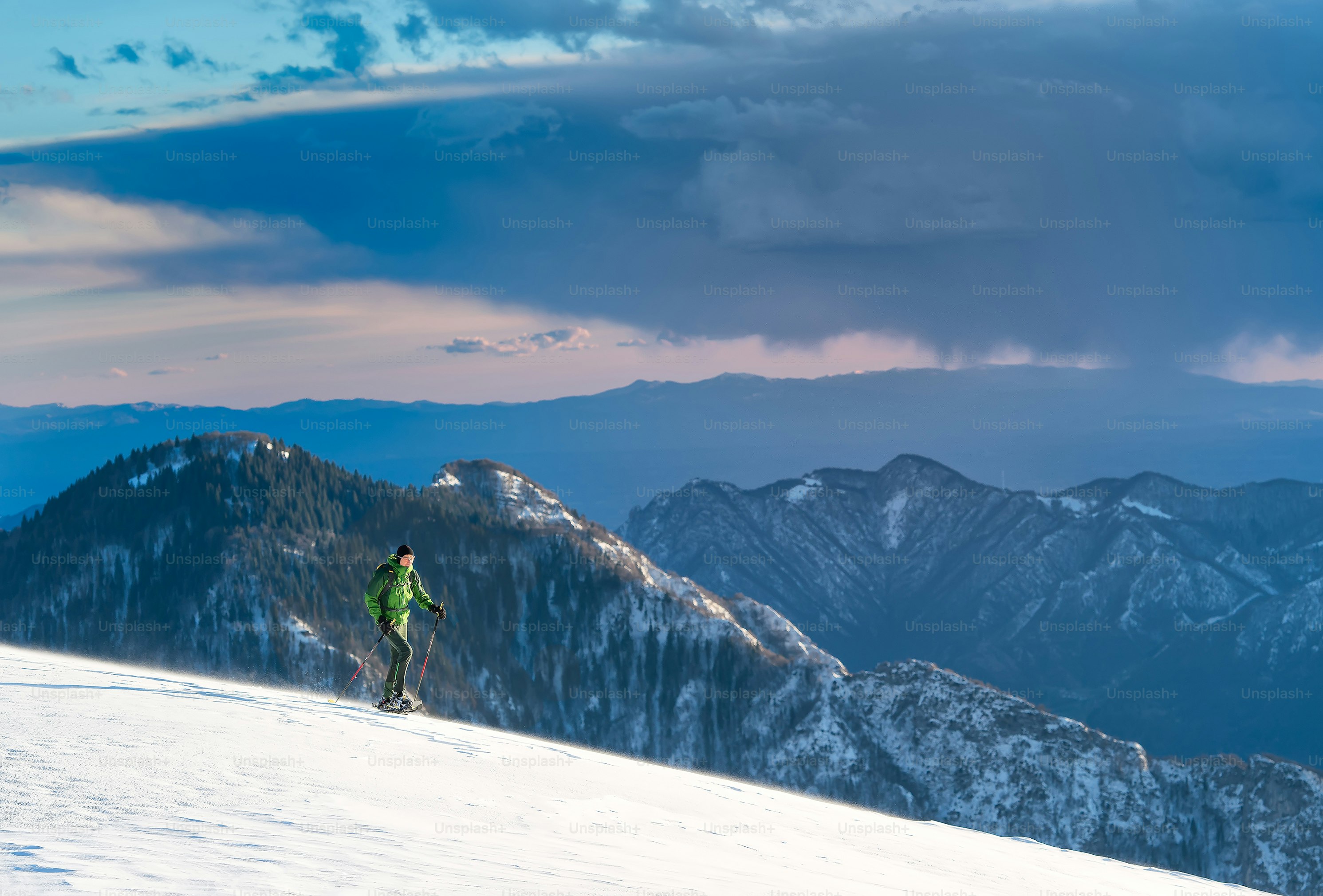 Winterlandschaft mit Schneeschuhwandern