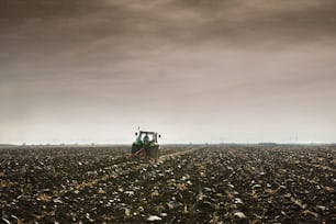 Campo de arado con tractor en otoño