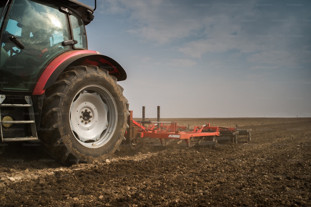 Terreno de preparação de tractores para sementeira