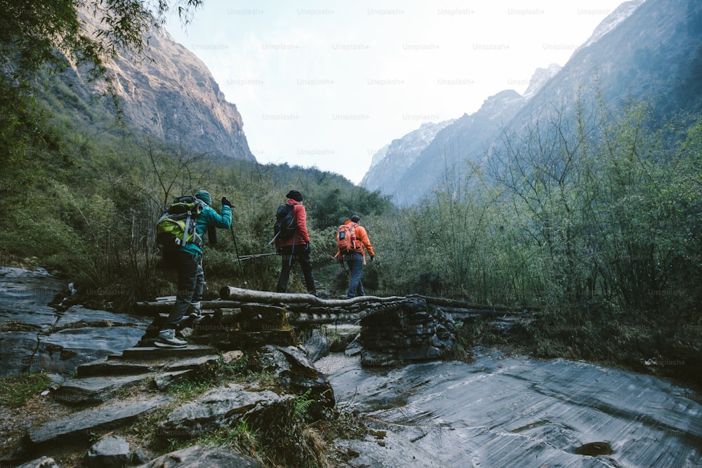 Bergwanderer überqueren die Fußgängerbrücke im Himalaya.