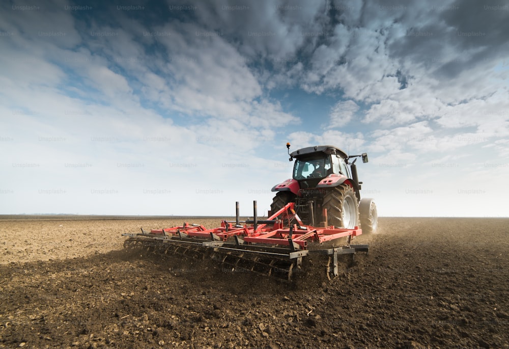 Tractor preparando la tierra para la siembra
