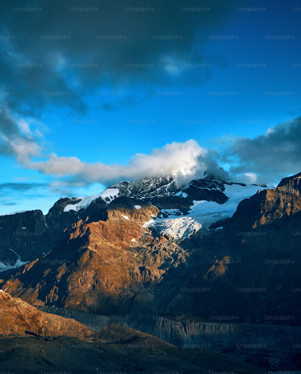雪の尾根のある山の美しい曇りの日の出。アルプス山脈。スイス、マッターホルン山近くのトレック。