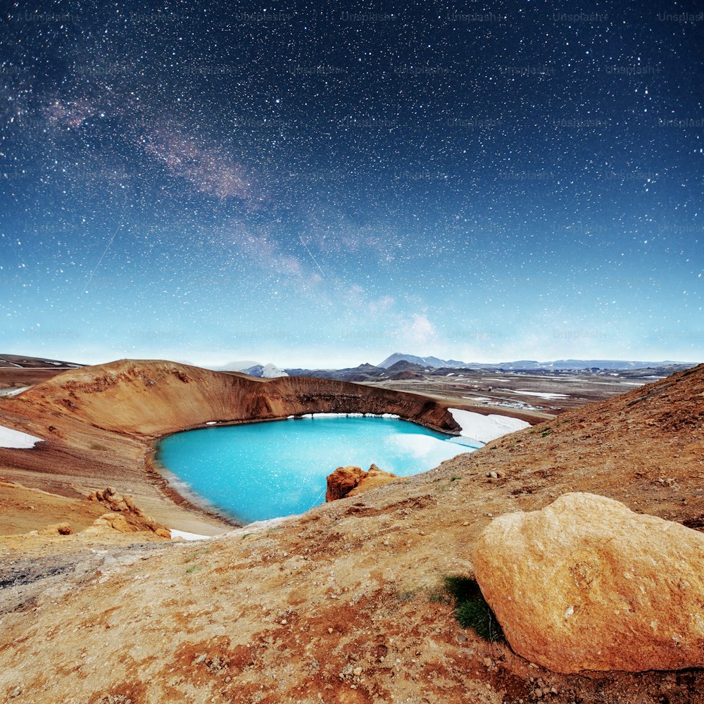 Vulcão gigante tem vista. Turquesa fornece uma água geotérmica quente. Fantástica Via Láctea. Chuva de meteoros Islândia