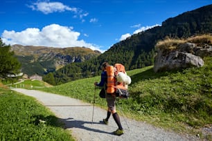 Wanderer mit Rucksack unterwegs im Apls Gebirge. Wanderung in der Nähe des Matterhorns