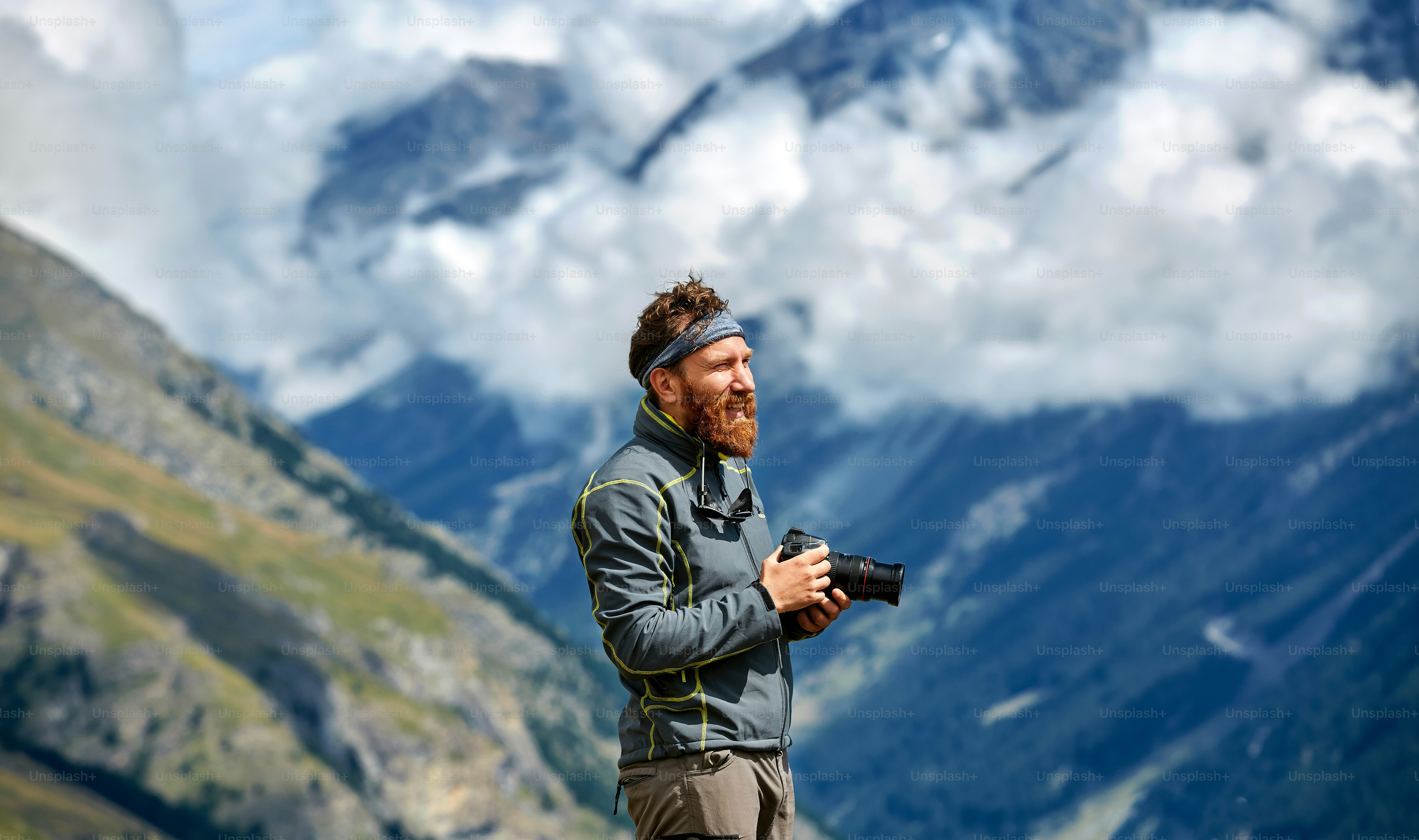 pejalan kaki di puncak celah dengan kamera menikmati hari yang cerah di Pegunungan Alpen. Swiss, Trek dekat gunung Matterhorn.