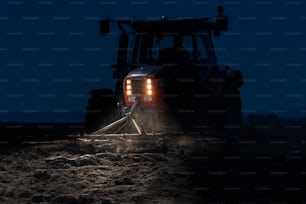 Traktor bereitet Land für die Aussaat in der Nacht vor