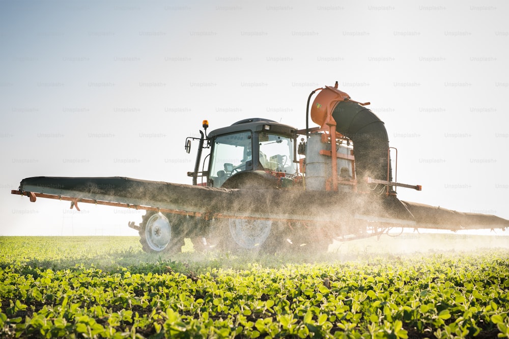 Traktor sprüht Pestizide auf Sojabohnen
