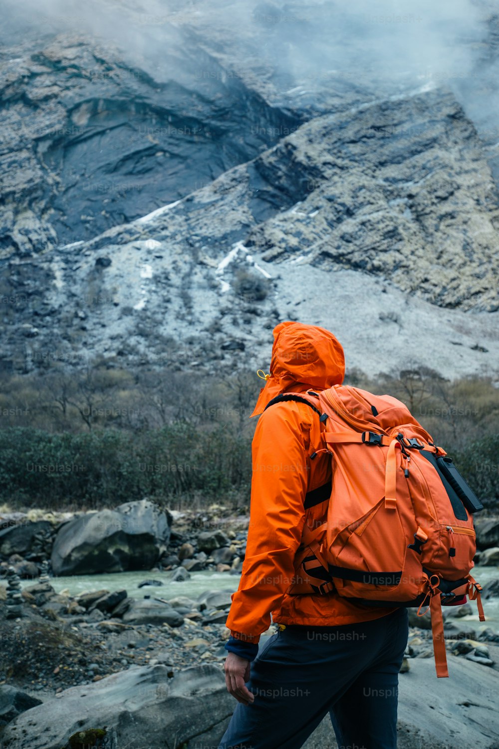 Backpacker am Fuße des Hügels.