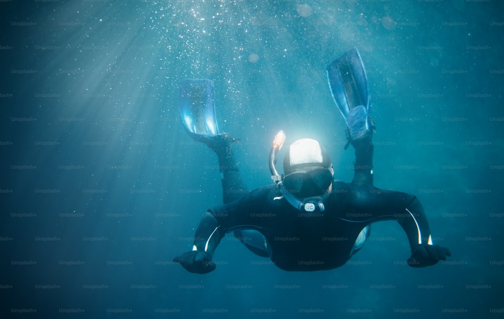 Freitaucher unter Wasser, Schnorcheltaucher Balance unter Wasser.