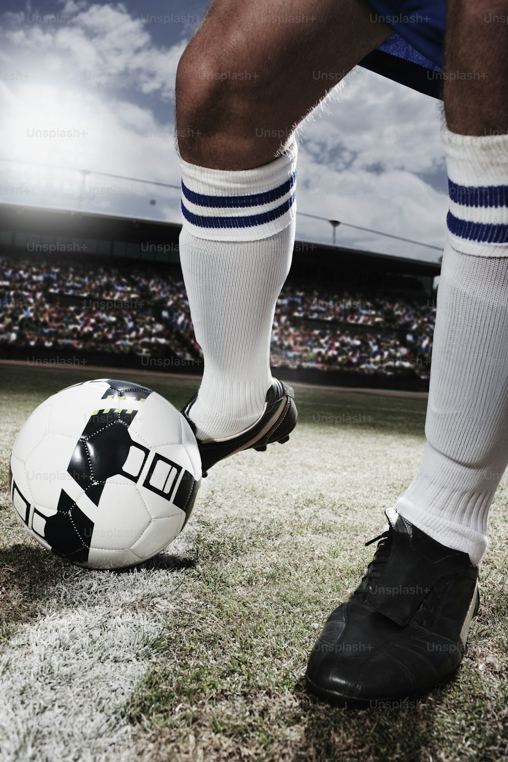 um jogador de futebol com o pé em uma bola de futebol