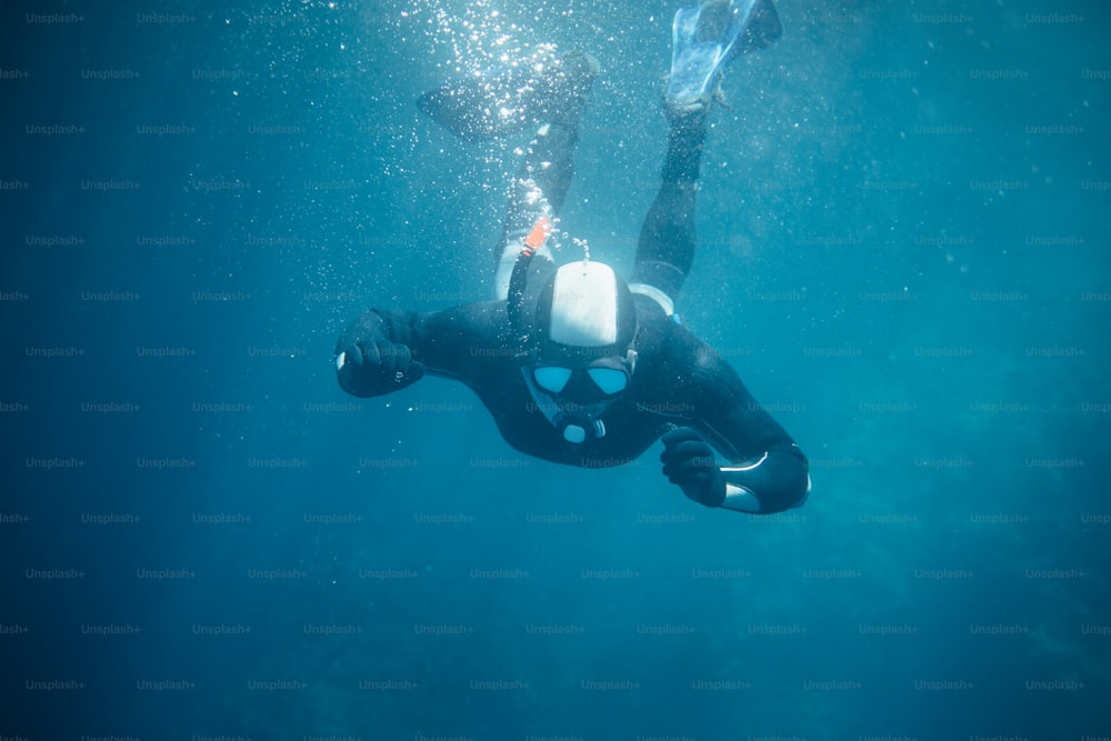 Apneísta bajo el agua, buceador de snorkel equilibrio bajo el agua.