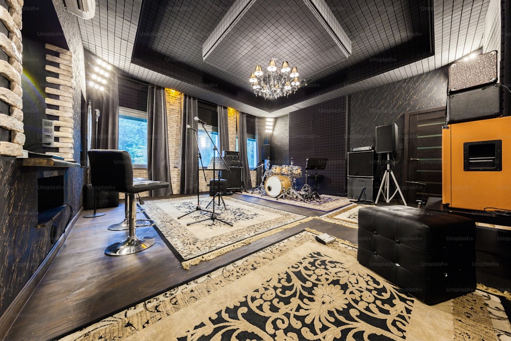 Studio de musique intérieur pour les musiciens qui jouent, photo prise avec l’objectif grand angle